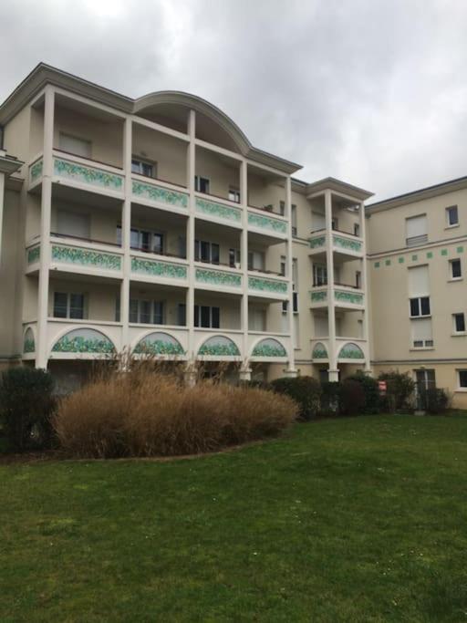 Appart Avec Terrasse Et Parking A 2 Pas De Disney Montevrain Exterior photo